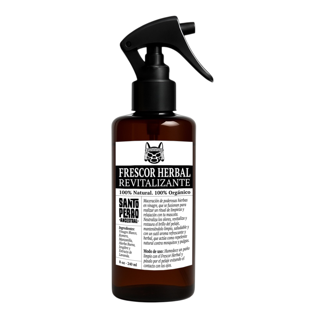 Frasco de spray natural para perros y gatos con etiqueta “Frescor Herbal Santo Perro”. Fórmula refrescante y desodorante con ingredientes como romero, manzanilla, vinagre y jengibre. Producto 100% natural para higiene y cuidado dérmico.