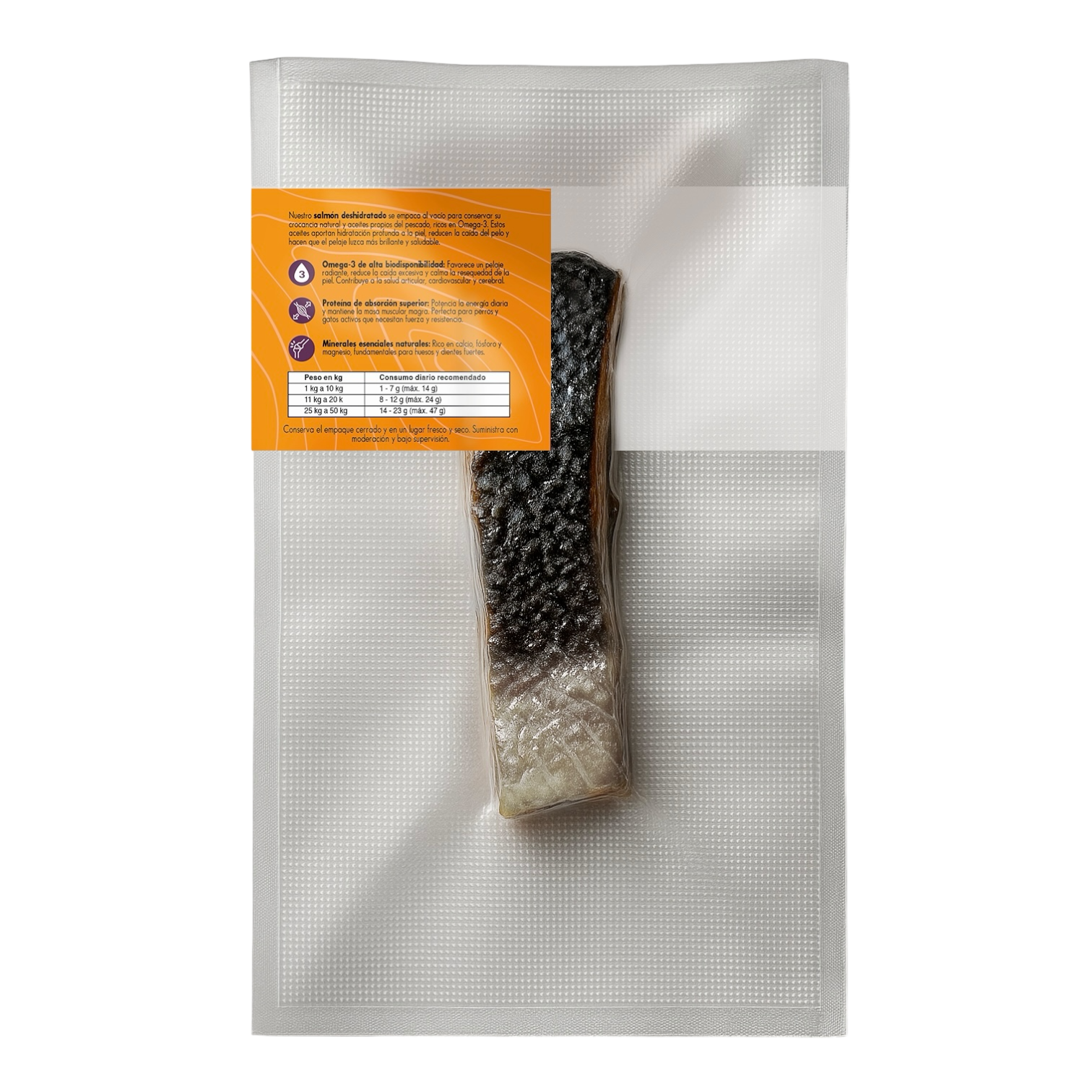 Postas de salmón deshidratado natural para mascotas Santo Perro. Snack crocante rico en Omega-3 para piel y pelaje. Empaque al vacío que conserva aceites naturales.